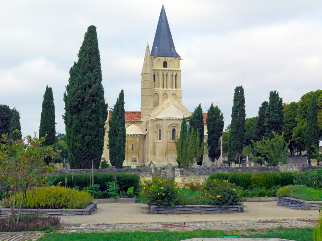 Patrimoine UNESCO : l'église Saint-Pierre à Aulnay-de Saintonge