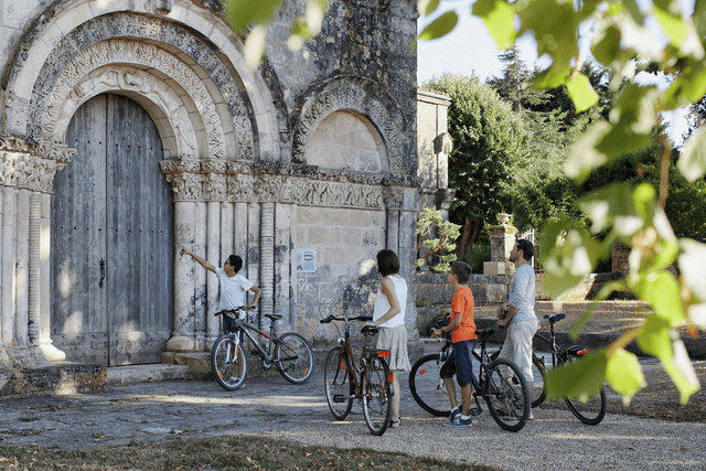 balade en vélo en famille église romane