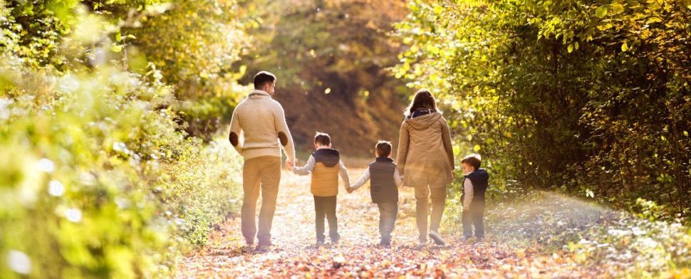 Balade circuit de randonnée famille en automne