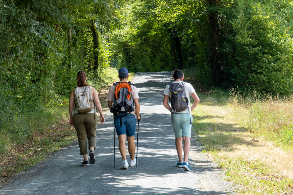 Randonneurs sur le chemin de Saint-Jacques en Vals de Saintonge